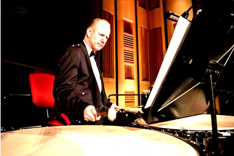 Herman Fokkema achter de pauken tijdens een concert