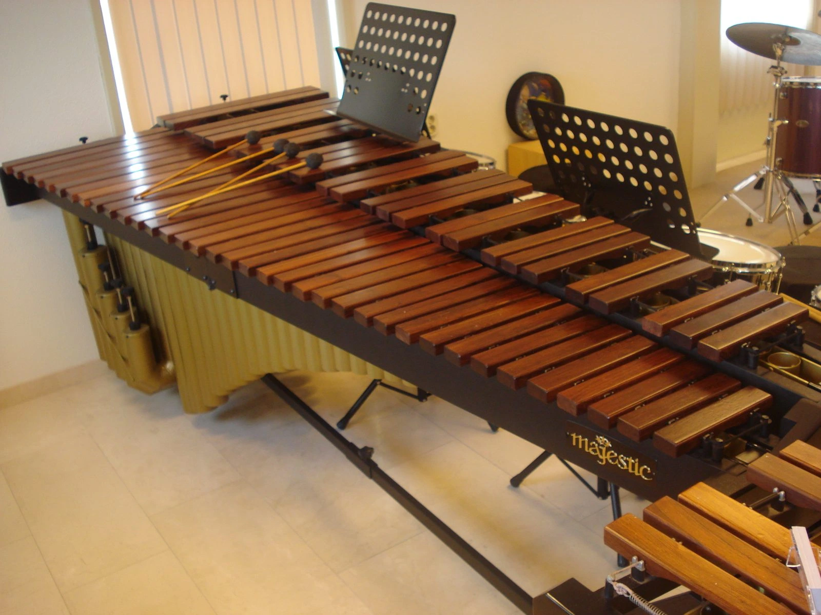 Houten marimba met een lessenaar
